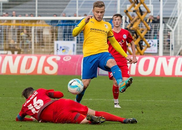 Jenas Guillaume Cros erkämpft sich den Ball gegen den Ex-Jenaer Matthias Peßolat.