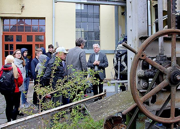 Geschäftsführer Karl Schmidt (rechts) erklärt den Gästen, wie die Stromerzeugung im Saalekraftwerk Jena-Burgau funktioniert.