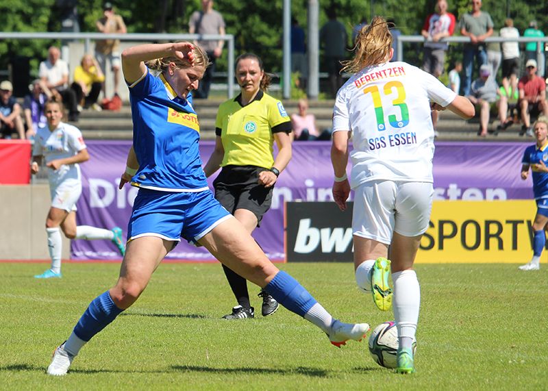 Im Zweikampf Jenas Verena Volkmer (l.) gegen die Essenerin Maike Berentzen.