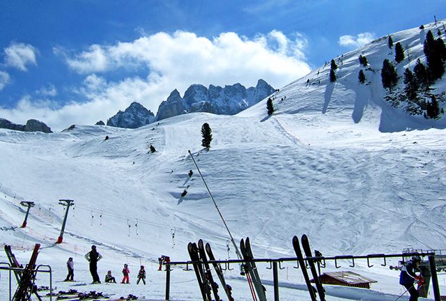 Schneebedeckte Bäume, sonnige Pisten, verschneite Gipfel in Südtirol: Ein Traum in Weiß – für Skifahrer und Skitourengeher, Langläufer und Schneeschuhwanderer, Rodler und Ruhesuchende.