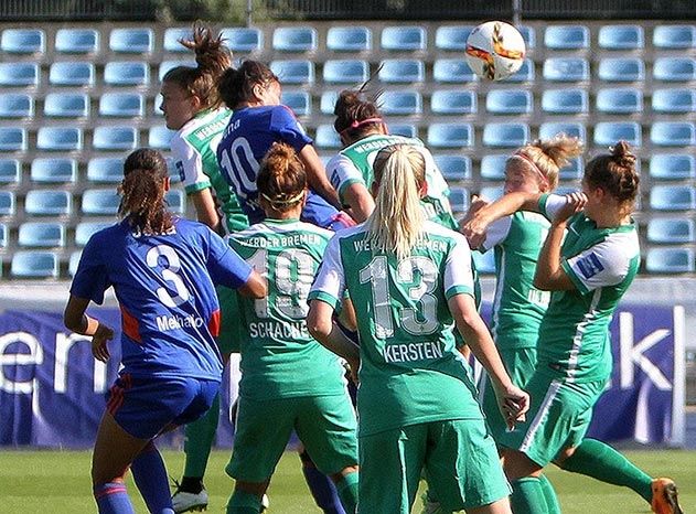 Das Hinspiel gegen Werder Bremen konnte der FF USV Jena erst mit dem 1:0 in der 90. Minute gewinnen. Torschützin per Kopf war Amber Hearn.