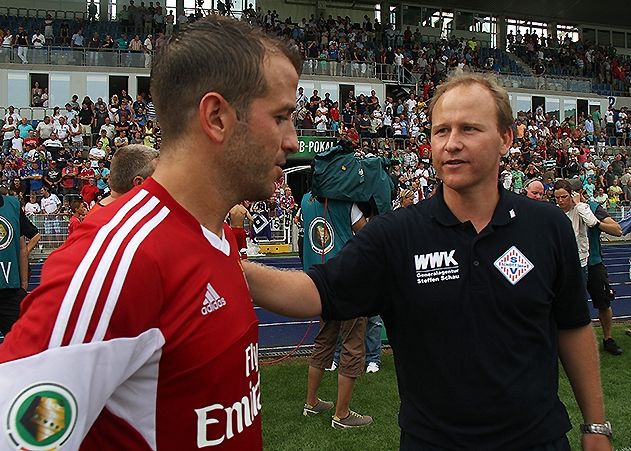 Steffen Geisendorf (re.) mit HSV-Kapitän Rafael van der Vaart nach dem DFB-Pokalspiel SV Schott Jena gegen den Hamburger SV.