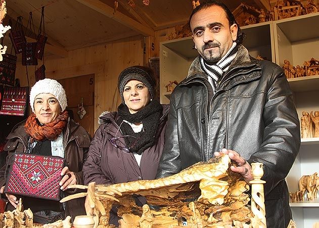 v.l.n.r. Suad Awad, Hiam Abu Dayyeh und Jevaro Kharoufeh aus Beit Jala in ihrem Verkaufsstand mit Schnitzereien und Spezialitäten aus dem Heilgen Land.