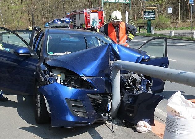 Weil sie mit losem Gepäck in ihrem Auto hantierte, baute eine Frau in Jena einen schweren Unfall.