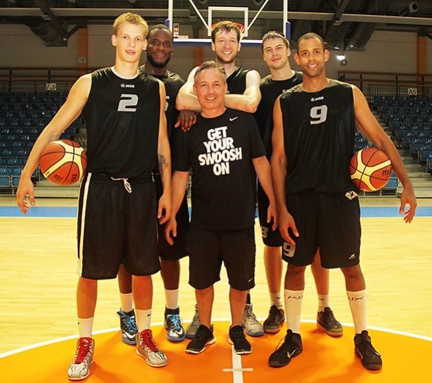 Science City-Pressesprecher Tom Prager (Mitte) präsentiert zum Trainingsauftakt die Neuen im Team: Jokubas Gintvainis, Kendall Chones, Sascha Leutloff, Mantas Virbalas, Wayne Bernard (v.l.).