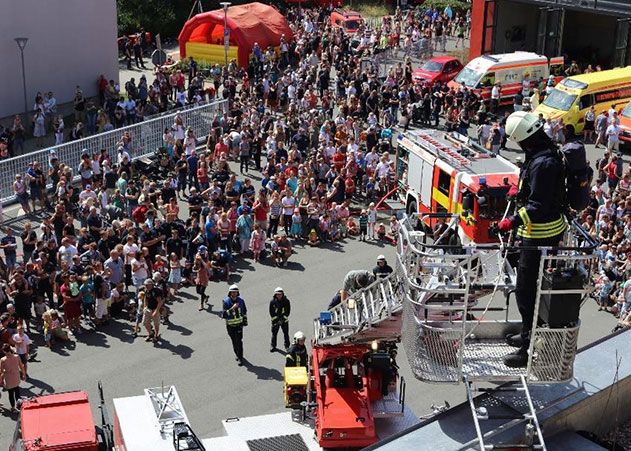 Viel zu sehen gab es beim Tag der offenen Feuerwache in Jena: Hier die Vorführung, wie über die Drehleiter eine Person vom Balkon gerettet wird.