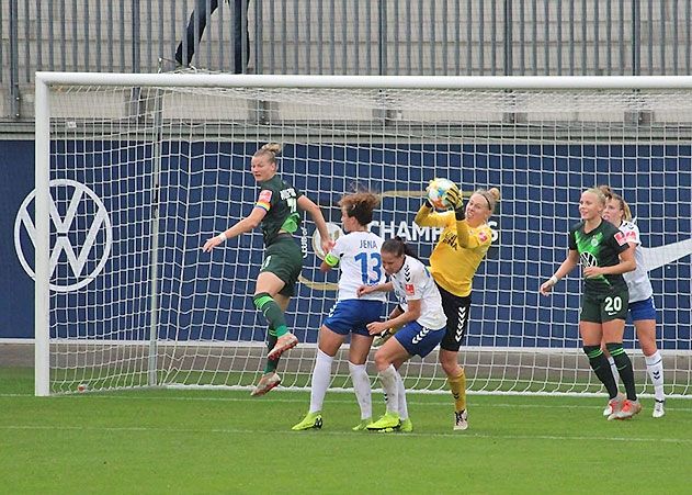 Jenas Torhüterin Sarah Hornschuch musste an diesem Spieltag gleich achtmal hinter sich greifen.