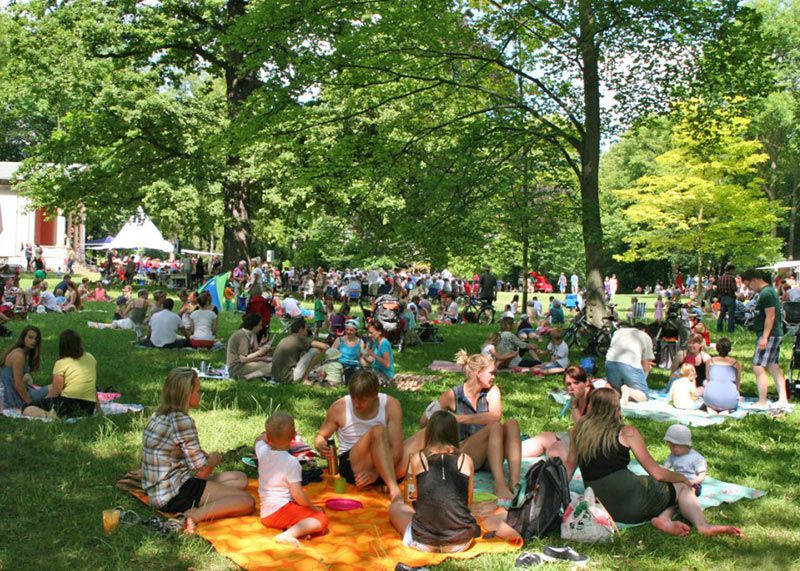 Die Parkanlage in Drackendorf lädt wieder zum Picknick ein. Natürlich begleitet von der Jenaer Brass Band BlechKLANG.