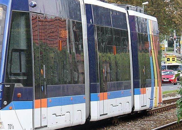 Ein Mann hat am Dienstag in einer Straßenbahn Fahrgäste angepöbelt und randaliert.