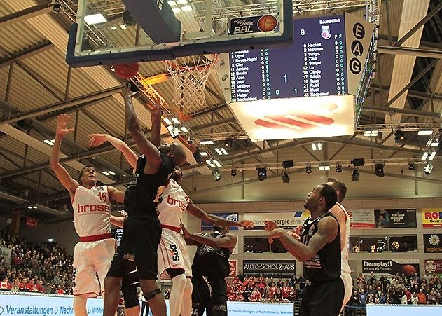 Der Jenaer Derrick Allen (m.) konnte sich mit 18 Punkten die Krone als Topscorer aufsetzen. Hier im Duell mit dem Bamberger Louis Olinde.