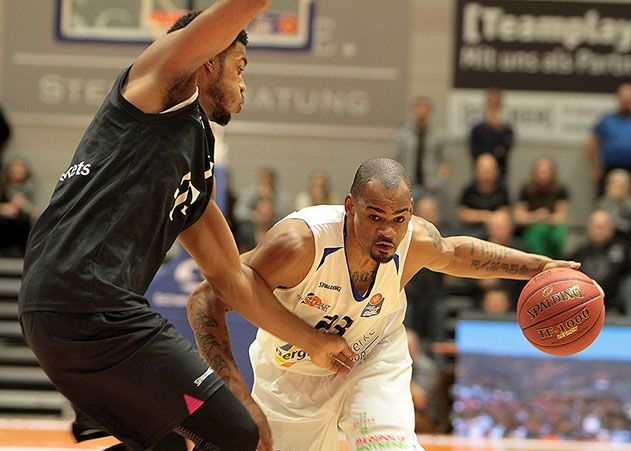 Nach Julius Jenkins hat auch Routinier Immanuel McElroy seinen Vertrag beim Basketball-Bundesligisten Science City Jena verlängert.