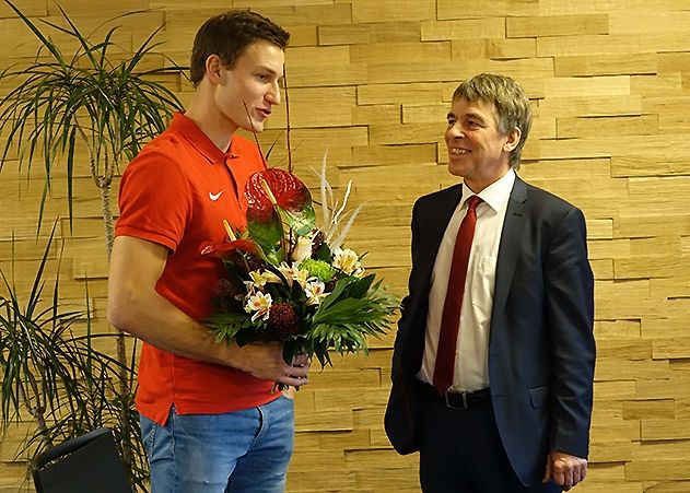 Albrecht Schröter (r.) und Olympiasieger Thomas Röhler vereinbarten einen Sponsorvertrag.