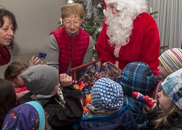 Lobedas Ortsteilbürgermeister Volker Blumentritt schlüpfte am Freitagvormittag wieder in sein Weihnachtsmannkostüm und hatte mit seiner Helferin Elisabeth Wackernagel (mi.) mächtig viel zu tun.