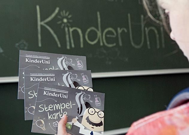 Die Kinder von sechs bis zwölf Jahren erhalten bei jedem Besuch in der Kinder-Uni einen Stempel auf ihrer Stempelkarte. Bei vier Besuchen werden sie mit einem Diplom belohnt.