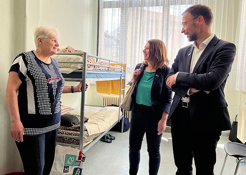 Swetlana Shelukina aus Kiew im Gespräch mit Jenas Oberbürgermeister Thomas Nitzsche (r.) und Katja Bär, Chefin der Kommunikationsabteilung an der Universität Jena.