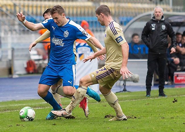 Jenas Julian Günther-Schmidt im Zweikampf mit dem Osnabrücker Bashkim Renneke.