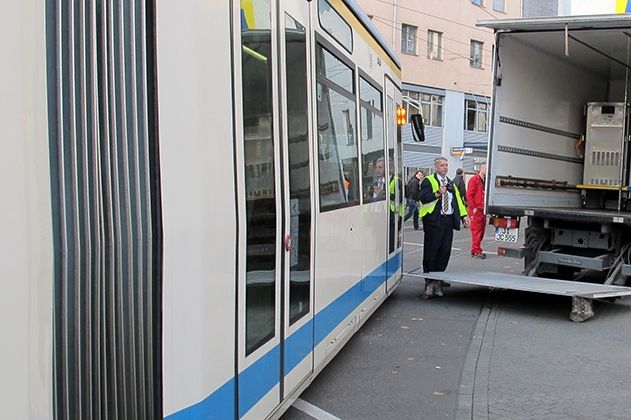 Die Straßenbahn kollidierte in der Grietgasse mit der Laderampe eines Lkw.