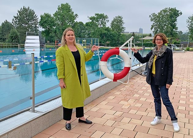 Bäderchefin Susan Zetzmann (l.) und Dr. Anja Tautenhahn (Unternehmenskommunikation) gaben heute den Startschuß für die Saison im Jenaer Ostbad.