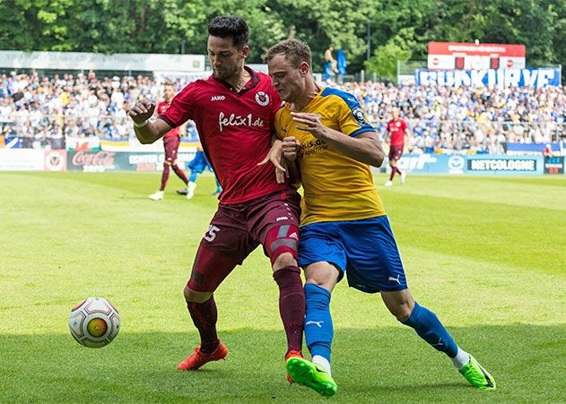 Jenas zweifacher Torschütze Timmy Thiele im Zweikampf mit dem Kölner Edwin Schwarz.