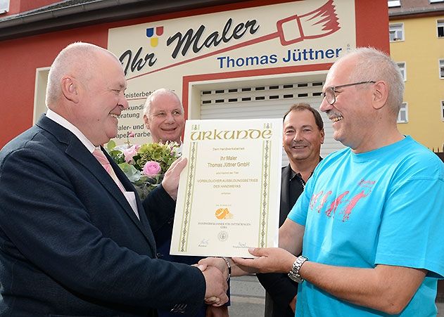 Thomas Jüttner (re.) bekommt von Hans Joachim Reiml die Ehrenurkunde überreicht. V.l.n.r.: Hans Joachim Reiml, Uwe Lübbert, Gerhard Prager und Thomas Jüttner.