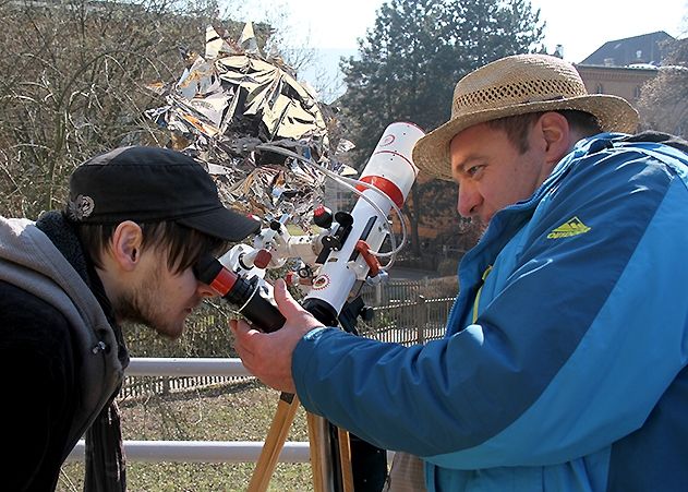 So wie diese beiden Männer an der Sternwarte im Schillergäßchen wollten Tausende Jenaer das Schauspiel einer Sonnenfinsternis nicht verpassen.