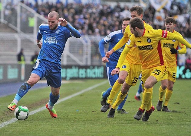 Jenas Manfred Starke gegen die Karlsruher Abwehr.