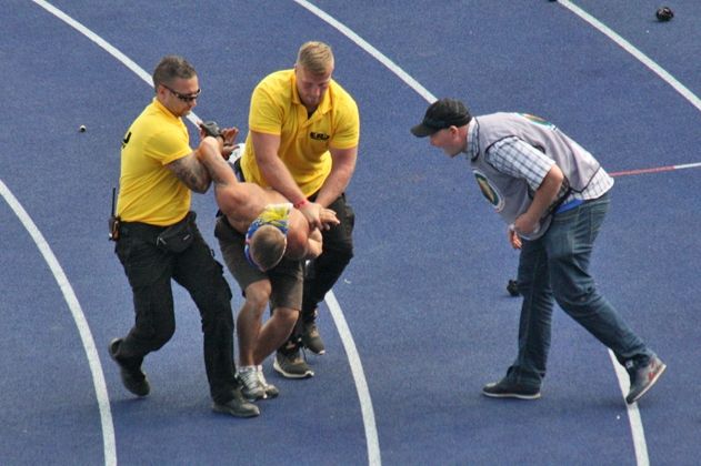 Dieser FCC-Fan, der in den Stadioninnenraum eingedrungen war, konnte ruhig gestellt werden.