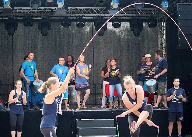 Das Fest eröffnete Samba Paradieso mit einer Performance der Universe Skippers (Unisport Jena).