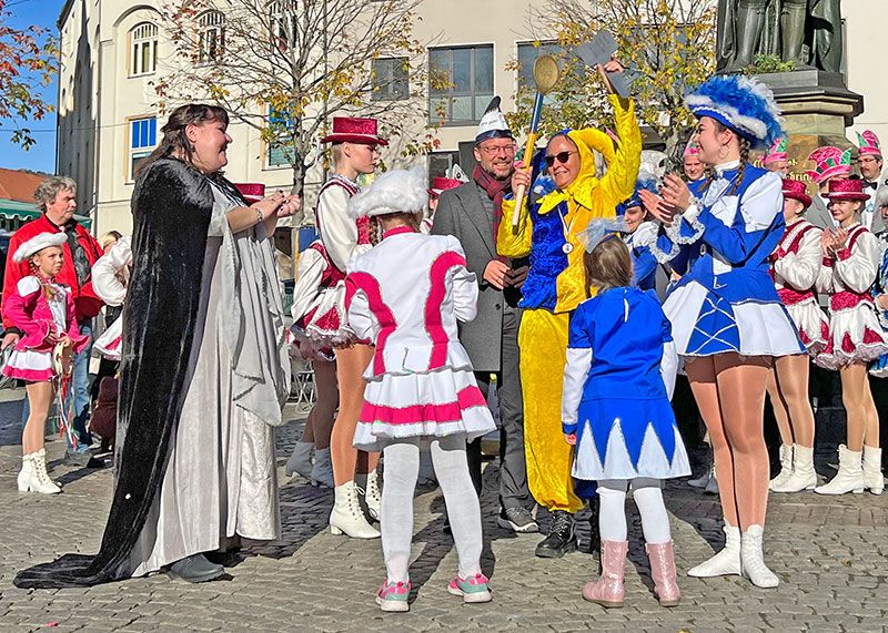 Dem Stadtoberhaupt Thomas Nitzsche wurde der Rathausschlüssel abgenommen.