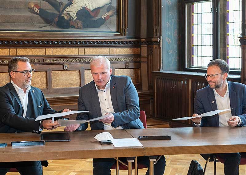 Geras Oberbürgermeister Julian Vonarb (von links), Erfurts Oberbürgermeister Andreas Bausewein und Jenas Oberbürgermeister Thomas Nitzsche setzten ihre Unterschriften unter den Vertrag.