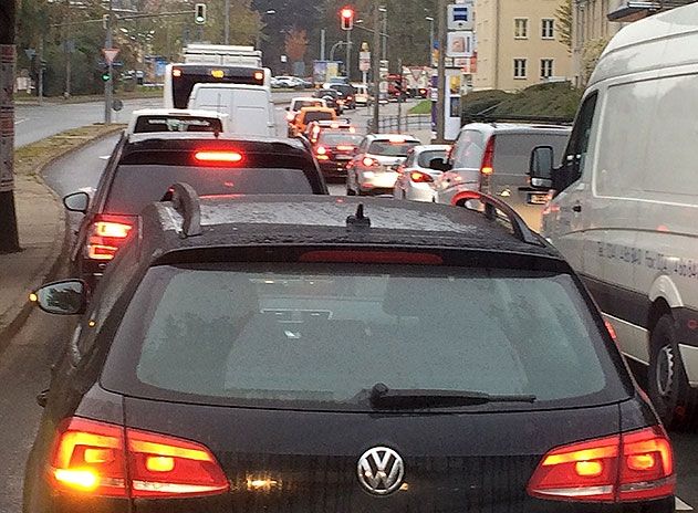 Achtung Staugefahr: Gleisbauarbeiten in Burgau und im Zentrum zwingen zu weiteren Straßensperrungen und Einschränkungen.