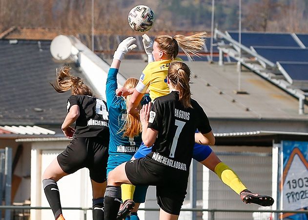 Rassiges Kopfball-Duell mit der Jenaerin Anja Heuschkel und der Gladbacherin Sam Peeters. Doch Gewinnerin blieb Claudia Hoffmann im Gladbacher Tor.