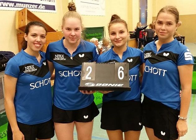 v.l.n.r.: Yousra Helmy, Margarita Tischenko, Natalia Grigelova und Maya Kunats. Die Damen des SV SCHOTT Jena freuen sich über den Sieg in Chemnitz.