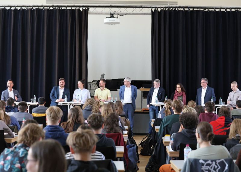 Sieben Stadtratskandidaten stellten sich den etwa 150 Schülern vor der Kommunalwahl.