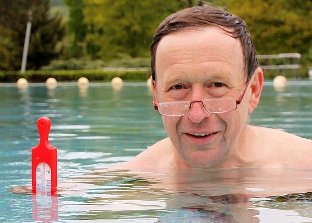 Seit mehr als 15 Jahren Stammgast im jenaer Ostbad ist Dr. Thomas Weiß. Er überprüfte mit eigenem Thermometer die Wassertemperatur - erfrischende 14 Grad.