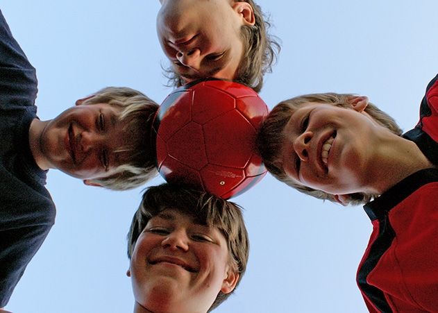Kinder dürfen in Kleingruppen ab sofort wieder draußen Sport machen.