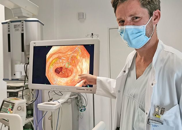 Oberarzt Philip Grunert testet mit seinem Endoskopie-Team ein neues System, das auf Künstlicher Intelligenz basiert und die Erkennungsrate von Darmpolypen steigern soll.
