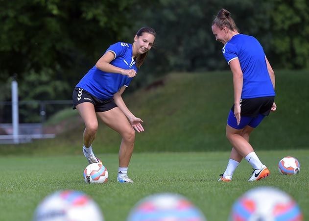 Ivana Rudelic (links) und Jana Sedlackova beim Trainingsauftakt für die Bundesliga-Saison 2017/2018 im Uni-Sportzentrum Jena.