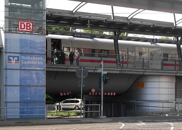 Fußballfans randalieren im Fahrstuhl am Paradiesbahnhof und bleiben stecken.