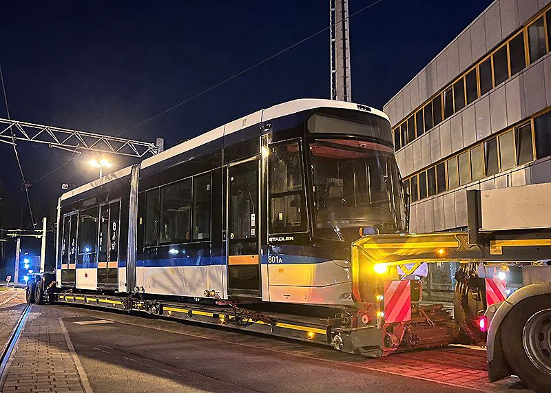 In der Nacht zum Freitag ist die erste neue Straßenbahn in Jena angekommen.
