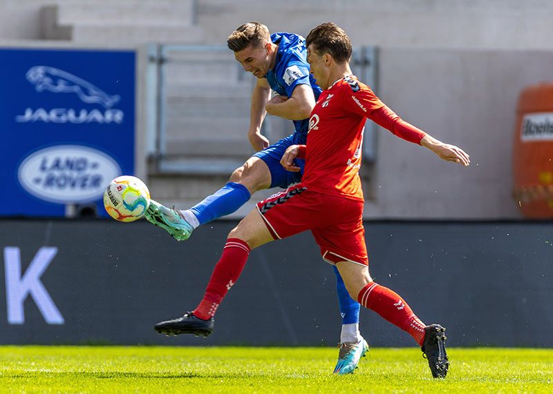 Jenas Jan Dahlke im Zweikampf mit dem Meuselwitzer Luca Bürger.