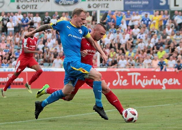 FCC-Kapitän Rene Eckardt im Zweikampf mit HFC-Spieler Toni Lindenhahn.