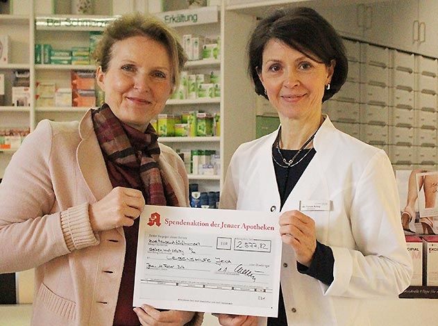 Dr. Verena König, Inhaberin der Apotheke am Jenzig übergibt an Grit Kersten, Geschäftsführerin der Lebenshilfe Jena einen Spendenscheck in Höhe von 2.577,82 Euro.