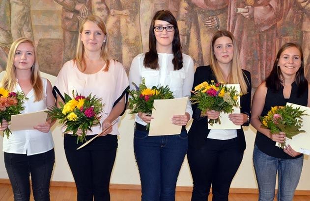 Lisa Grützner, Lara Hemmerling, Christiane Fergen, Sophie Ehrhardt und Sina Müller erlernen den Beruf der Verwaltungsfachangestellten.