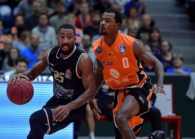 Topscorer der Partie war Jenas Neuzugang Dru Joyce (l.) mit 18 Punkten. Hier im Bild mit dem Weißenfelser Lee Moore.