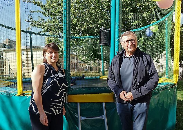 Dr. Christina Filz, kommissarische Direktorin der Klinik für Kinder- und Jugendpsychiatrie, Psychosomatik und Psychotherapie, und Prof. Felix Zintl freuen sich über das neue Trampolin, das durch die Unterstützung der Kinderhilfestiftung angeschafft werden konnte.