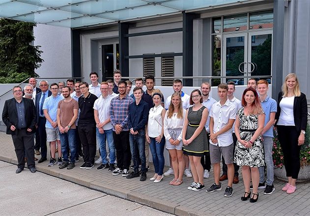 Feierliche Begrüßung: 24 junge Menschen beginnen in diesem Jahr eine Ausbildung oder ein Studium bei ZEISS in Jena.