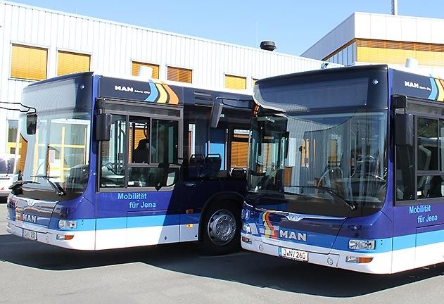 Zwei neue Busse des Jenaer Nahverkehrs sind auf dem Betriebshof eingetroffen.