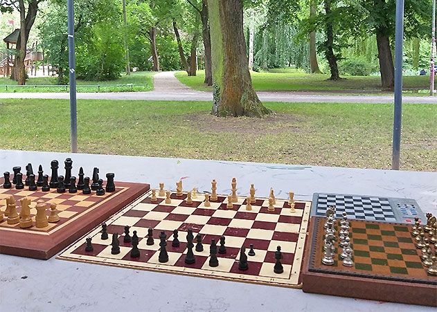 Brücke zwischen Jung und Alt: Jenaer Streetworker bitten um Spenden von Schach-Sets für ihren Generationentreff.