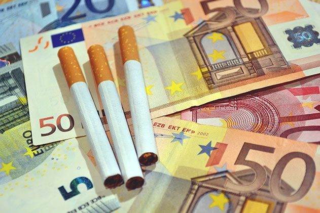 Unbekannte Täter erbeuten bei Einbruch Zigaretten für 4000 Euro und mehrere hundert Euro.